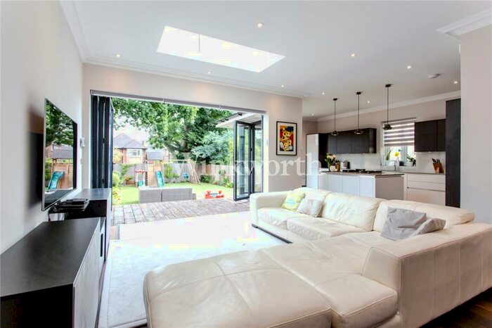5 Bedroom Semi-Detached House To Rent In The Ridgeway, London, NW11