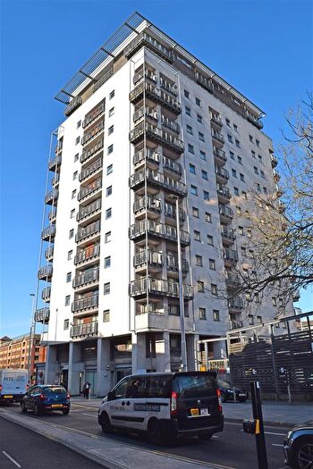 2 Bedroom Flat To Rent In The Aspect, Queen Street, Cardiff, CF10