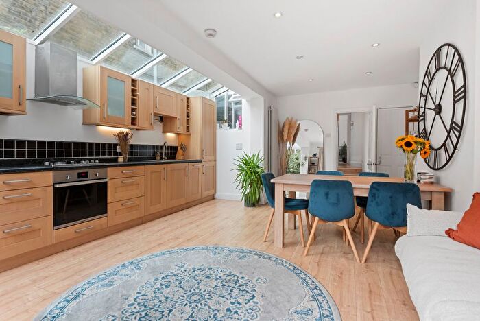 2 Bedroom Flat For Sale In Solon Road, London, SW2