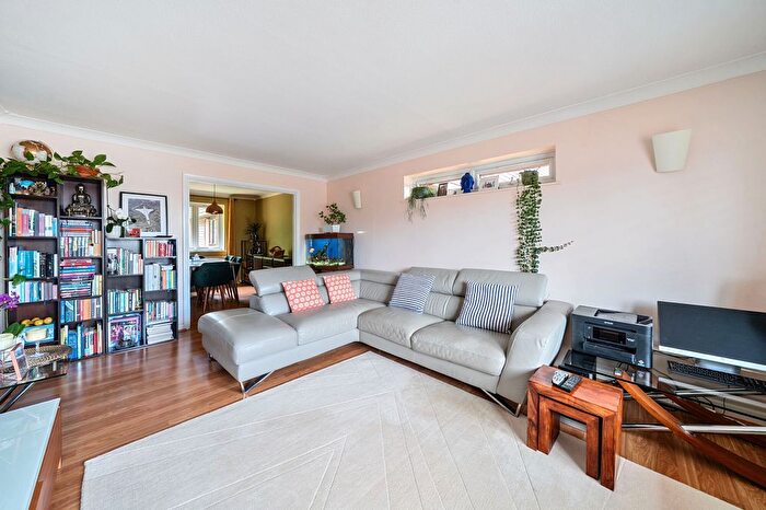 3 Bedroom Flat For Sale In Great Austins, Farnham, GU9