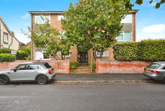 2 Bedroom Flat For Sale In Cranford Gardens, Bognor Regis, PO21