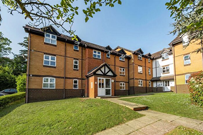 2 Bedroom Apartment For Sale In Waller Court, Caversham, Reading, RG4