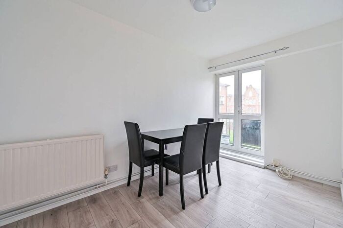 2 Bedroom Flat To Rent In East Street, Elephant And Castle, London, SE17