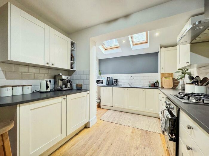 2 Bedroom Flat To Rent In Vardens Road, SW11