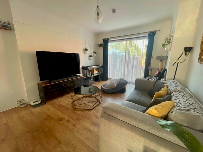 1 Bedroom Flat To Rent In Gibbon Road, London, W3