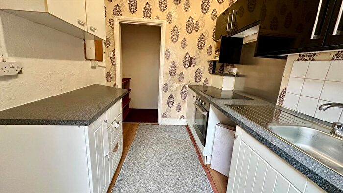 2 Bedroom Flat For Sale In Crabtree Lane, Lancing, BN15