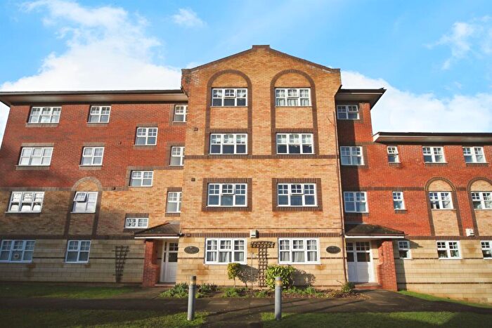 2 Bedroom Flat For Sale In Knights Field, Luton, LU2