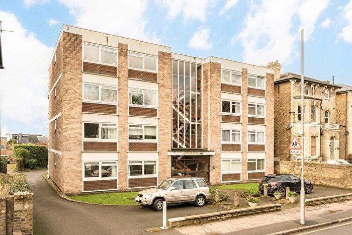 2 Bedroom Flat For Sale In Queens Road, Kingston Upon Thames, KT2