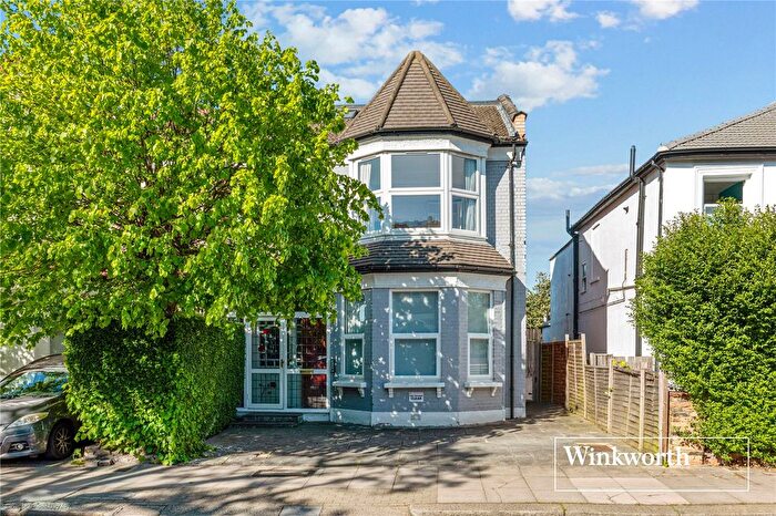 2 Bedroom Flat For Sale In Station Road, Finchley, London, N3