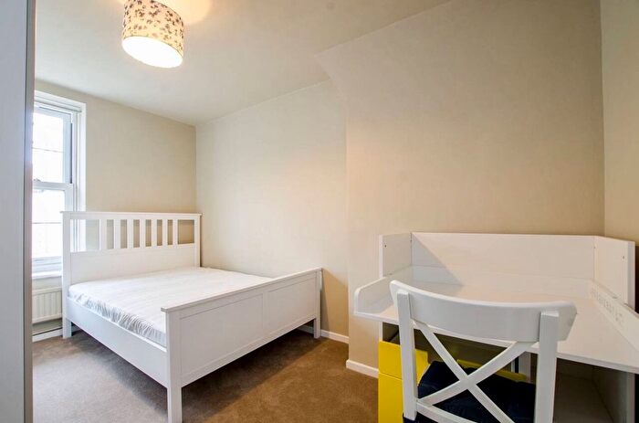 3 Bedroom Flat To Rent In Gosling Way, London, SW9