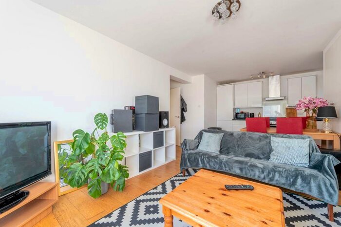 2 Bedroom Flat To Rent In Dewar Street, Peckham Rye, London, SE15