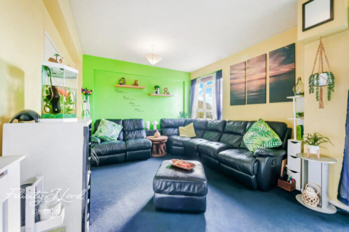 2 Bedroom Flat For Sale In Dagnall Street, London, SW11