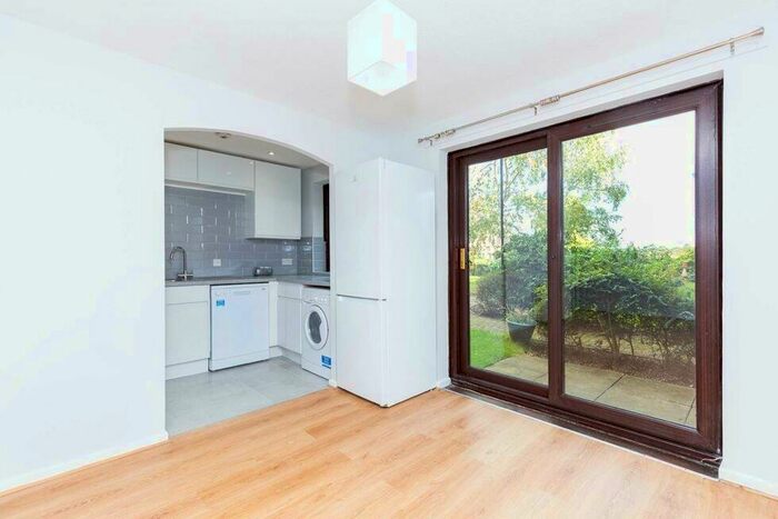 2 Bedroom Flat To Rent In Riverside Close, Lee Vally Park / Upper Clapton, E5