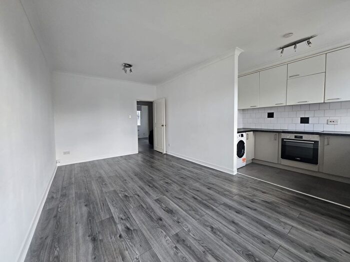 2 Bedroom Flat To Rent In Cumberland Court, Woodford Green, IG8