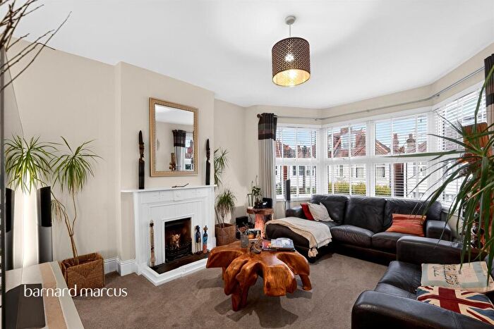 3 Bedroom Maisonette For Sale In Claremont Avenue, New Malden, KT3