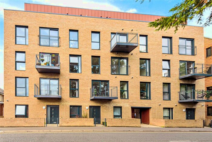 1 Bedroom Flat To Rent In - Oak End Way, Gerrards Cross, Buckinghamshire, SL9