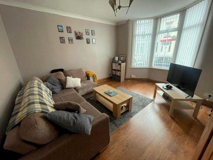 3 Bedroom Apartment To Rent In Craigburn Road, L13