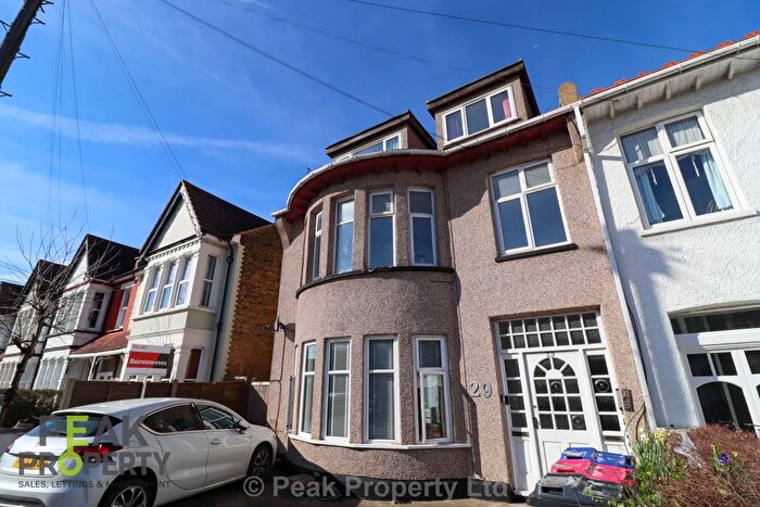 2 Bedroom Flat For Sale In Elderton Road, Westcliff On Sea, SS0