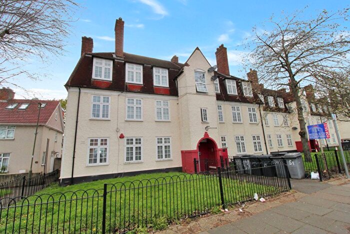 3 Bedroom Flat To Rent In Orange Hill Road, Edgware, HA8