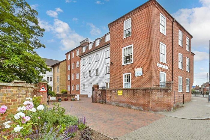 2 Bedroom Flat For Sale In The Causeway, Canterbury, Kent, CT1