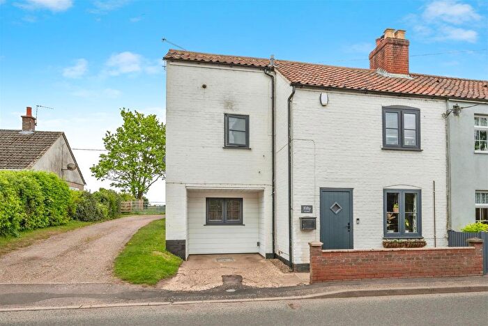 3 Bedroom Semi-Detached House For Sale In The Street, Felthorpe, Norwich, NR10