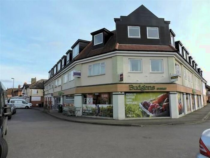 2 Bedroom Flat To Rent In Vanners Parade, High Road, Byfleet, West Byfleet, KT14