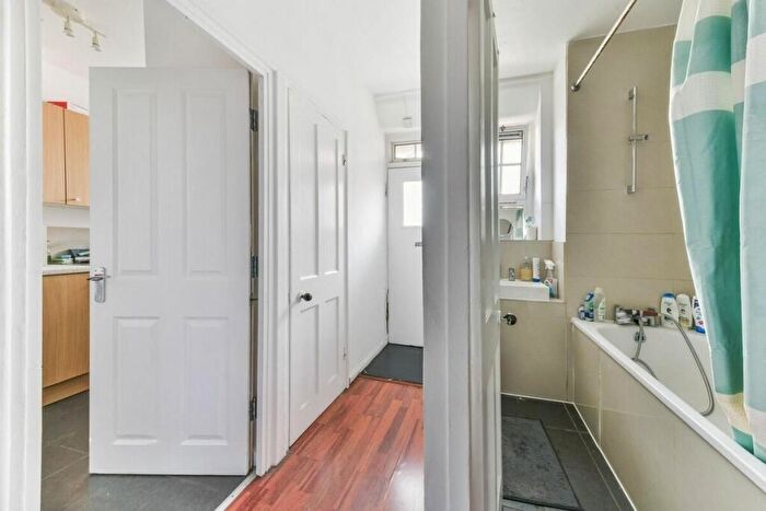1 Bedroom Property To Rent In Shadwell Gardens, London, E1