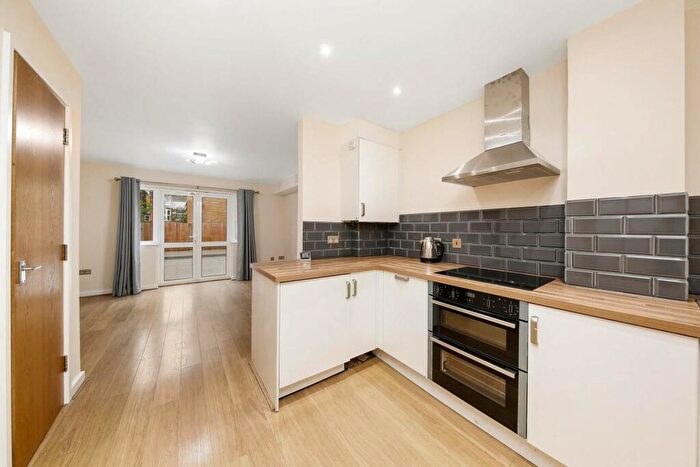 3 Bedroom Flat To Rent In Highwood Close, East Dulwich, London, SE22