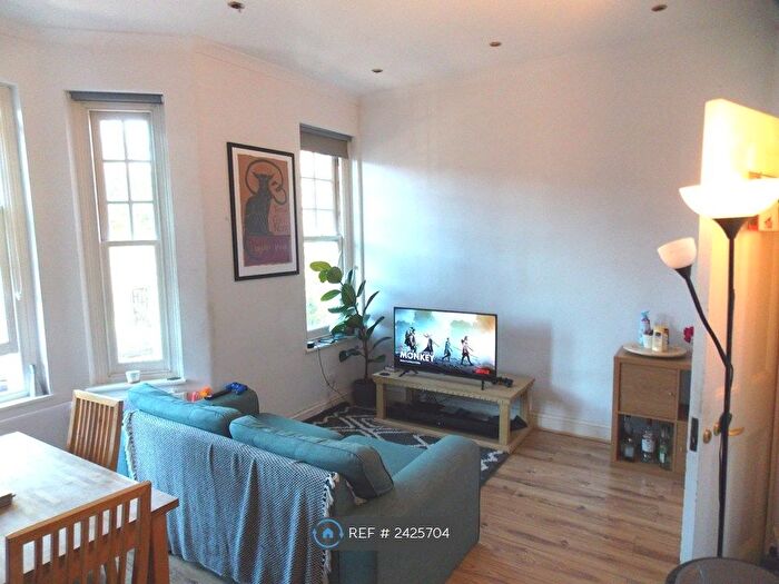 3 Bedroom Flat To Rent In Streatham Hill, London, SW2