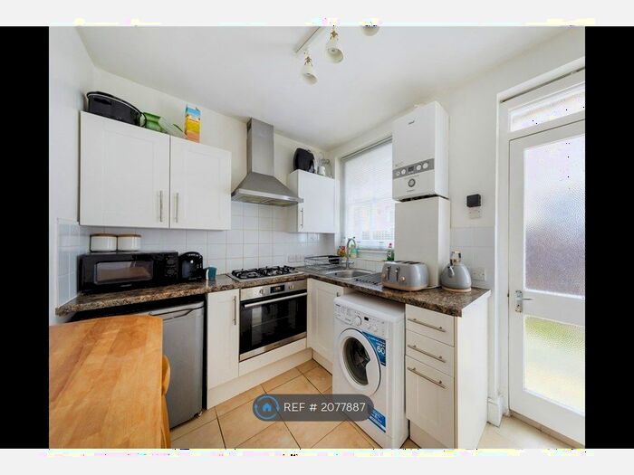 2 Bedroom Flat To Rent In Southwell Road, London, SE5