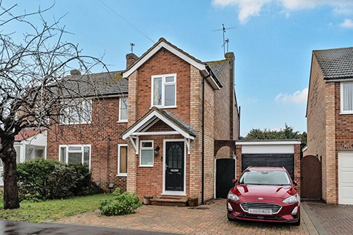 3 Bedroom Semi Detached House For Sale In Byfleet, Surrey, KT14