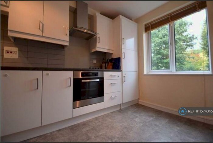 2 Bedroom Maisonette To Rent In Green Acres, Croydon, CR0