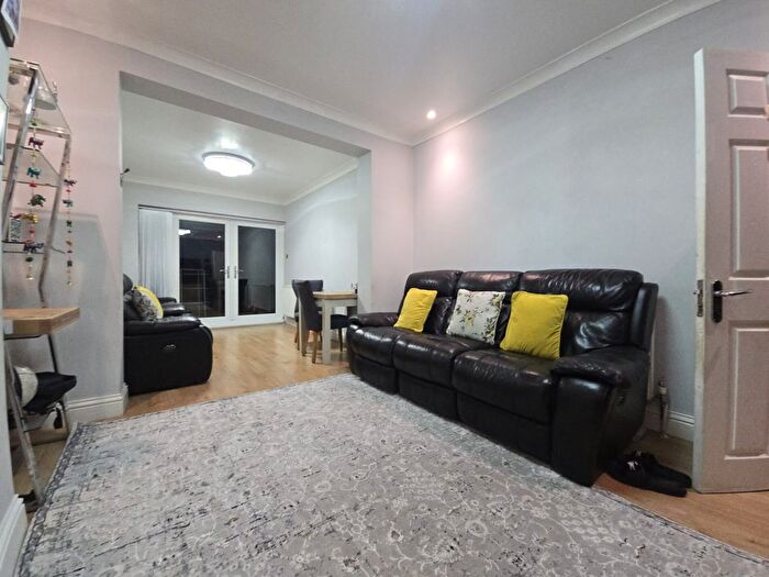 5 Bedroom Semi Detached House To Rent In Wimborne Avenue, Hayes, UB4