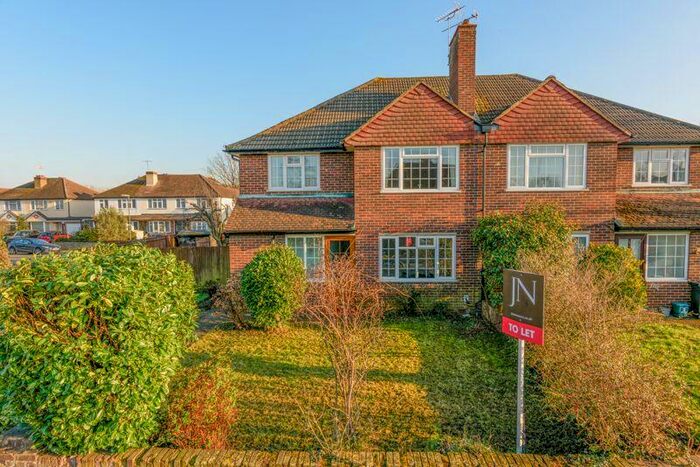 2 Bedroom Flat To Rent In York Gardens, Walton-on-Thames, KT12