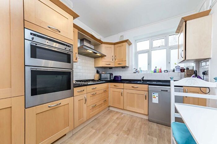 3 Bedroom Flat To Rent In Fayland Avenue, Streatham, SW16