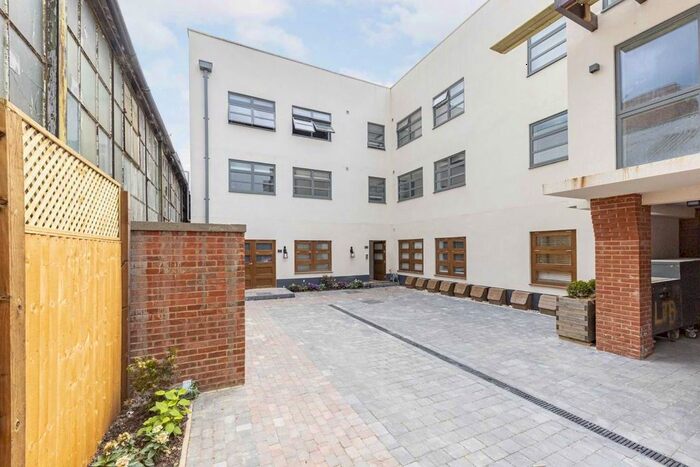 3 Bedroom Flat To Rent In Elm Grove, London, SW19