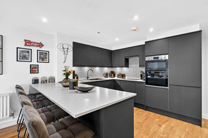 1 Bedroom Flat For Sale In Bridge Street, Walton-On-Thames, KT12
