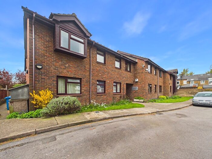 2 Bedroom Flat To Rent In Clarence Court, Windsor, Berks, SL4