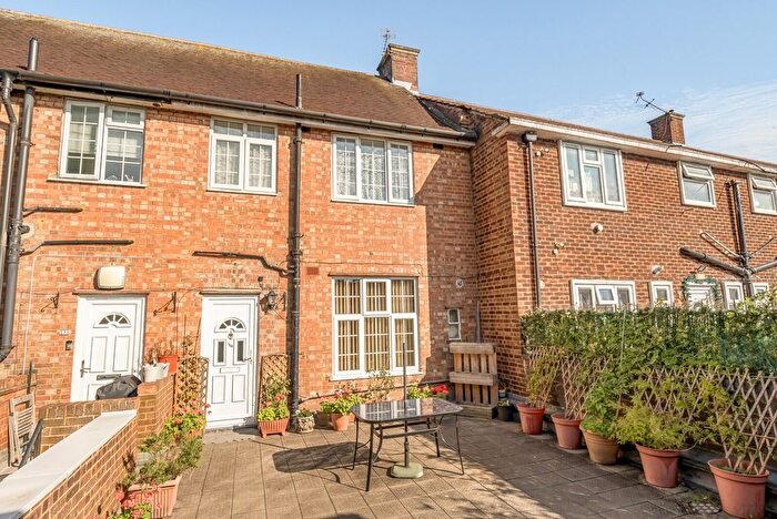 3 Bedroom Flat For Sale In High Street, Shepperton, TW17