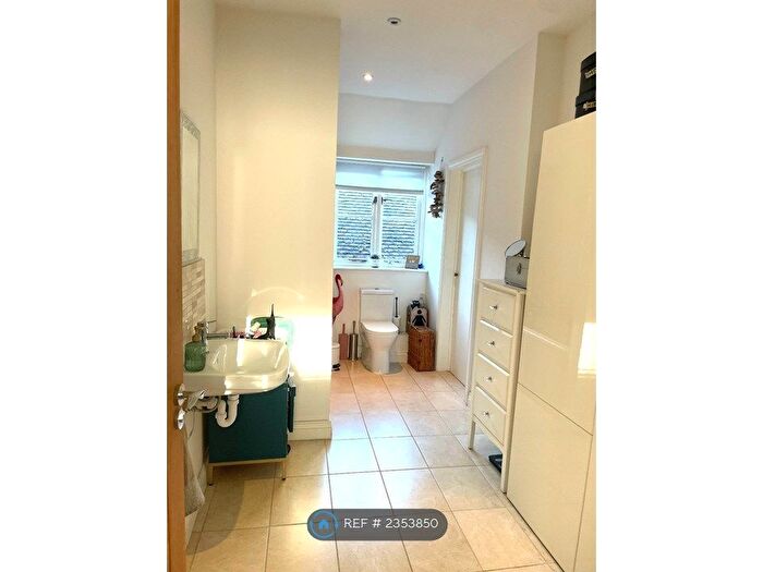 2 Bedroom Flat To Rent In Carlton Yard, Farnham, GU9