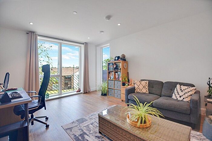 1 Bedroom Flat For Sale In Oakwood Cresent, London, N10