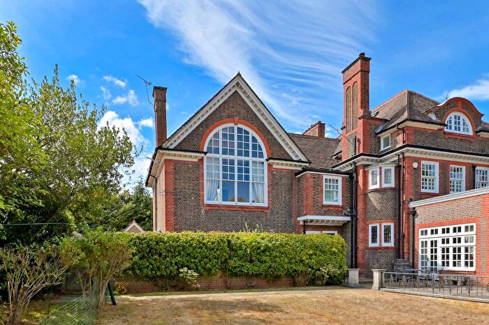 3 Bedroom End Of Terrace House For Sale In Lower Cookham Road, Maidenhead, Berkshire, SL6