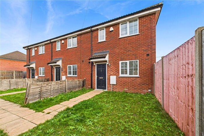 3 Bedroom End Of Terrace House For Sale In Macs Close, Padworth, Reading, Berkshire, RG7