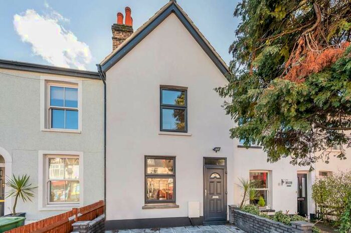 2 Bedroom Maisonette Flat To Rent In Stafford Road, Wallington, SM6