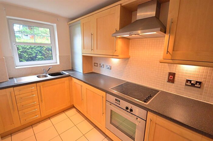 2 Bedroom Flat To Rent In Kings Road, Sale, M33