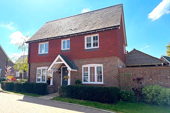 3 Bedroom Detached House For Sale In Deepford Crescent, Hook, Hampshire, RG27