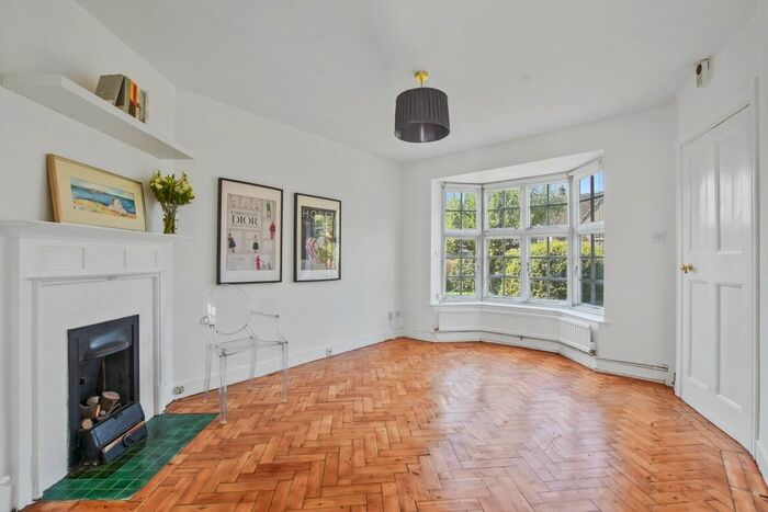 3 Bedroom Property To Rent In Midholm, London, NW11