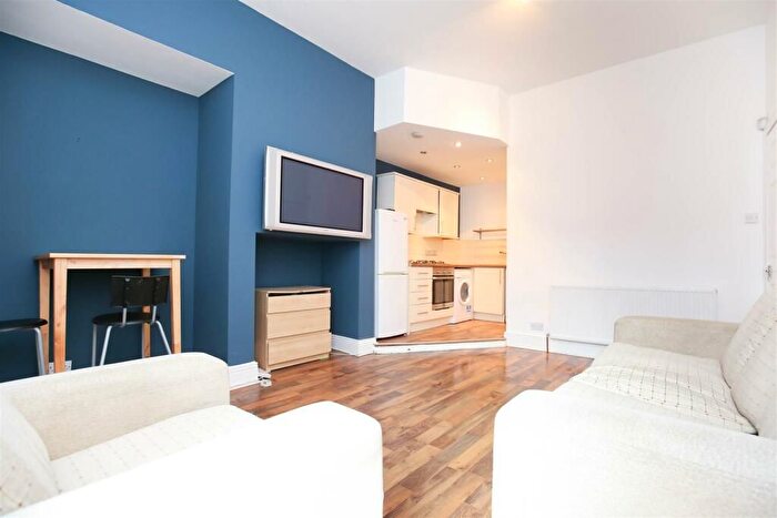 3 Bedroom Flat To Rent In Kelvin Grove, Newcastle Upon Tyne, NE2