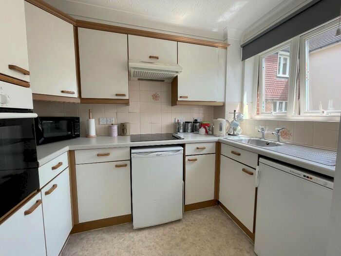 2 Bedroom Retirement Property For Sale In Potters Court, Darkes Lane, Potters Bar, Hertfordshire, EN6