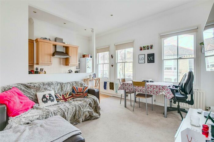 2 Bedroom Apartment To Rent In Belleville Road, London, SW11
